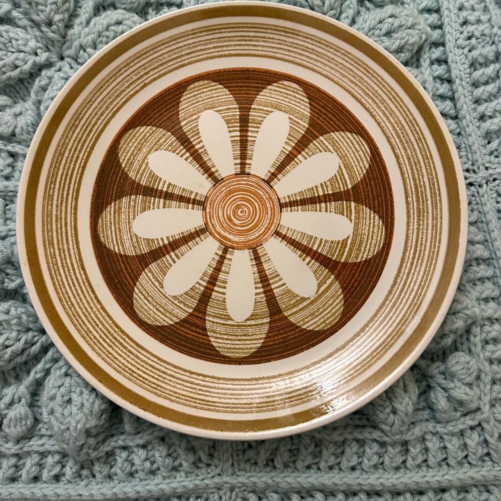 Royal China Vintage cavalier ironestone Sahara daisy serving/cake platter 11.5”